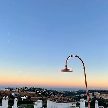Luxury Penthouse Rooftop Sea & Golf Views Vakantiehuis *