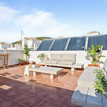 Luxury Penthouse Rooftop Sea & Golf Views בית נופש אסטפונה